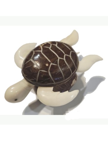 Tortue de mer taillée dans la graine de tagua (ivoire végétal ou corozo).