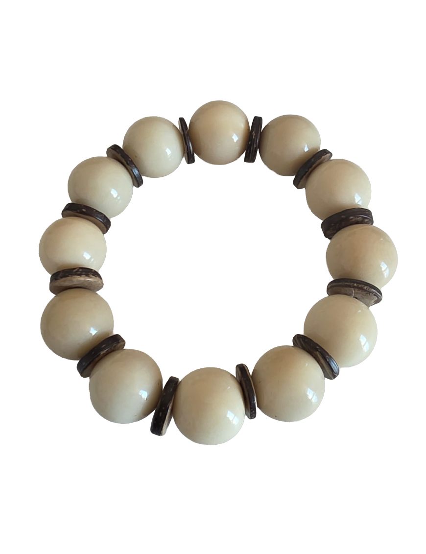 bracelet fabriqué à partir de la graine d'un palmier tropical appelée tagua