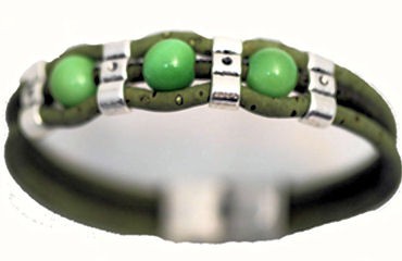 Bracelet réglable en liège et perles teintées en vert de tagua ou ivoire végétal.